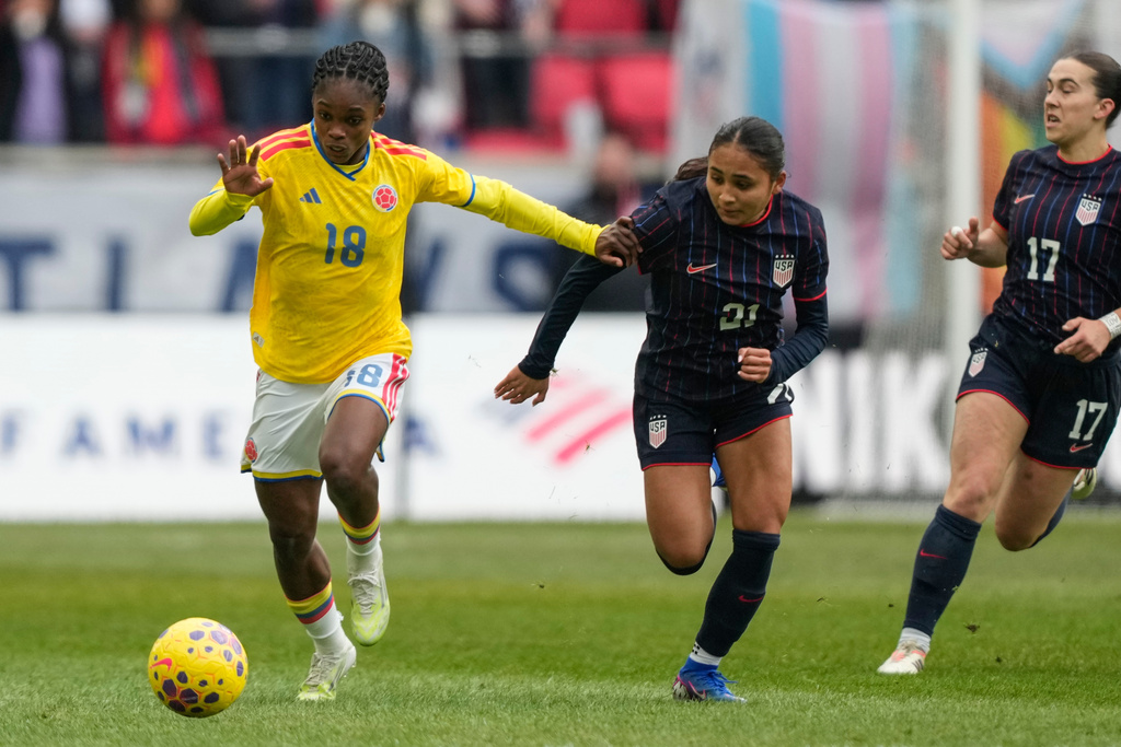 Colombia forward Linda Caicedo (18) drives past United States forward Alyssa Thompson (21) during the first half of a SheBelieves Cup women's soccer match, Saturday, March 7, 2026, in Harrison, N.J. (AP Photo/Yuki Iwamura)
