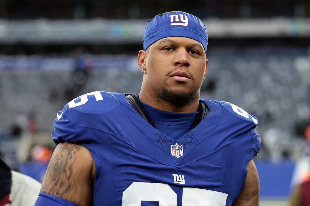 FILE - New York Giants defensive tackle Roy Robertson-Harris (95) walks off the field after an NFL football game against the Dallas Cowboys, Jan. 4, 2026, in East Rutherford, N.J. (AP Photo/Adam Hunger, File)