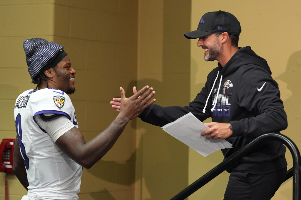 Baltimore Ravens head coach Jesse Minter shakes hands with Lamar Jackson after an NFL football game Sunday, Sept. 13, 2026, in Indianapolis. (AP Photo/Jeff Roberson)