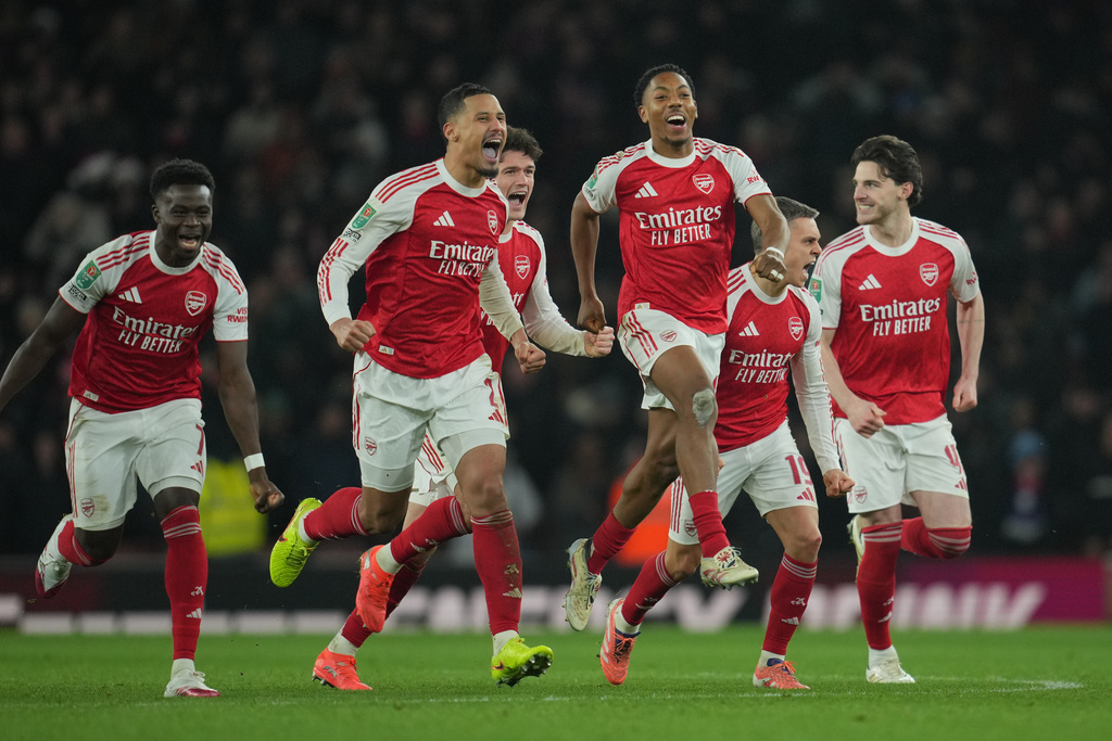 Arsenal players celebrate after winning in a penalty shootout the English Football League Cup quarter-final soccer match between Arsenal and Crystal Palace in London, Tuesday, Dec. 23, 2025. (AP Photo/Kin Cheung)