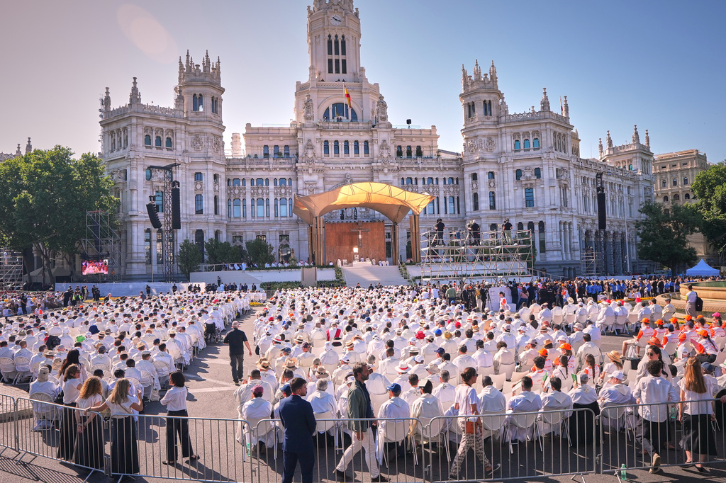Pope Leo XIV presides over a Mass marking the Catholic feast of Corpus Christi at Plaza de Cibeles in Madrid, Spain, Sunday, June 7, 2026, on the second day of his seven-day apostolic visit to mainland Spain and the Canary Islands. (AP Photo/Manu Fernandez)