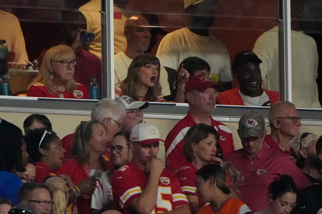 Taylor Swift, center, reacts while watching the first half of an NFL football game between the Kansas City Chiefs and the Denver Broncos, Monday, Sept. 14, 2026, in Kansas City, Mo. (AP Photo/Charlie Riedel)