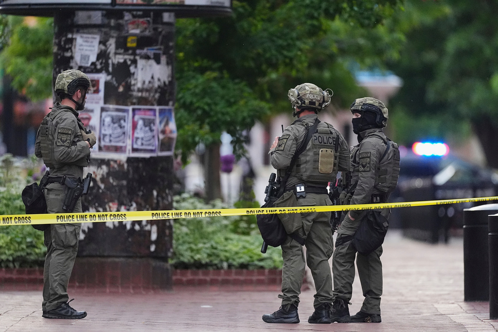 FILE - Law enforcement officials investigate after an attack on the Pearl Street Mall, June 1, 2025, in Boulder, Colo. (AP Photo/David Zalubowski, file)