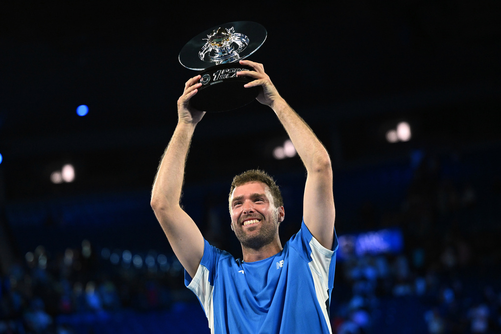 Australia's Jordan Smith holds his trophy aloft after defeating Joanna Garland of Taiwan to win the 1 Point Slam event ahead of the Australian Open in Melbourne, Australia, Wednesday, Jan. 14, 2026. (James Ross/AAP Image via AP)