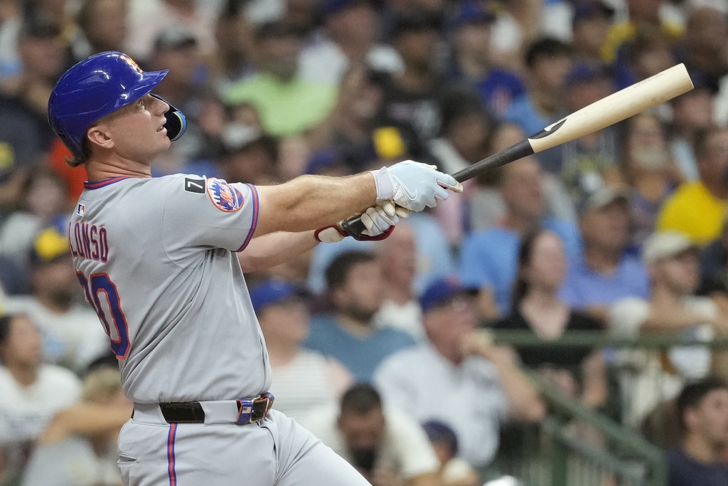New York Mets' Pete Alonso hits a solo home run during the second inning of a baseball game against the Milwaukee Brewers, Saturday, Aug. 9, 2025, in Milwaukee. (AP Photo/Aaron Gash)
