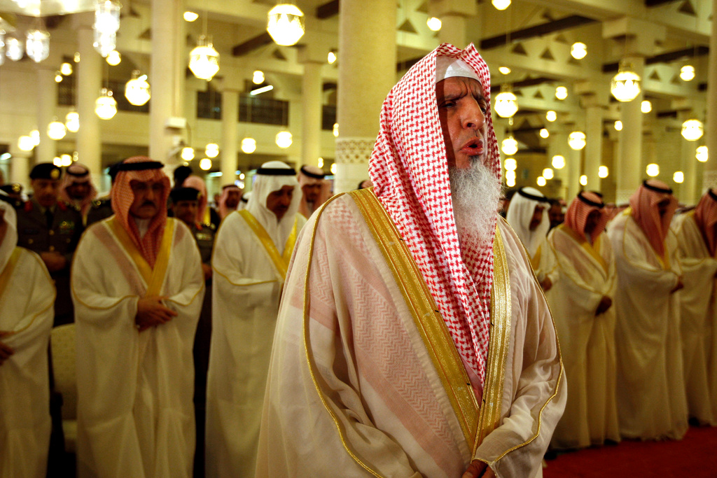 FILE - The grand mufti of Saudi Arabia, Sheikh Abdulaziz al-Sheikh, prays at the Imam Turki bin Abdullah mosque during Eid al-Fitr morning prayers in Riyadh, Saudi Arabia, Sept. 9, 2010. (AP Photo/Hassan Ammar, File)