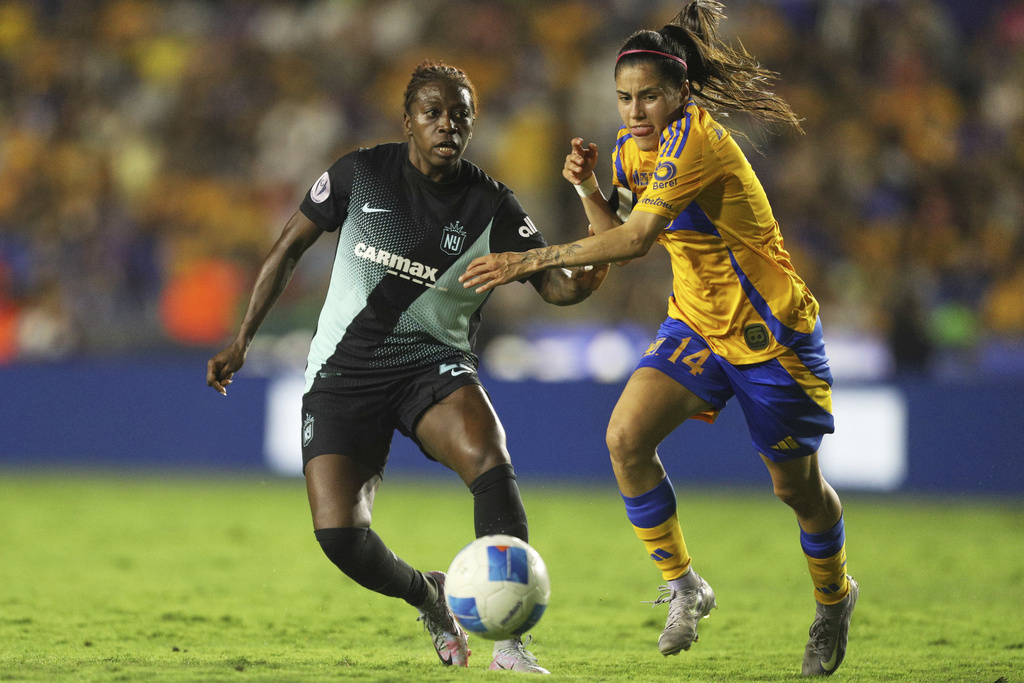 FILE - U.S' NJ/NY Gotham FC Miranda Freeman, left, and Mexico's Tigres Lizbeth Ovalle fight for the ball during a CONCACAF Women Champions Cup final soccer match at University stadium in Monterrey, Mexico, May 24, 2025. (AP Photo/Jorge Mendoza, File)