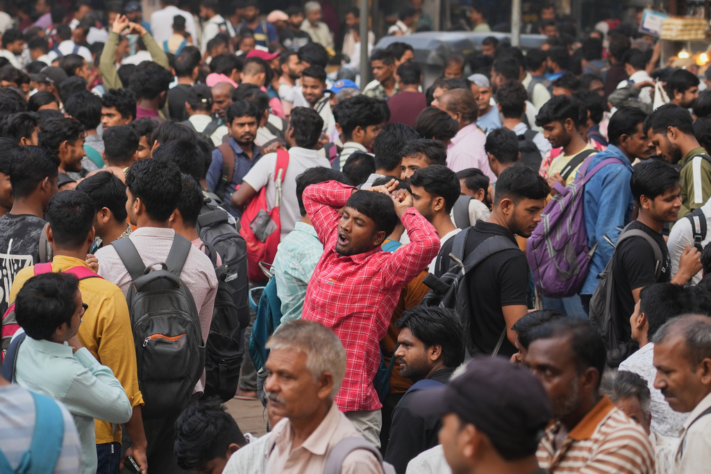 Indian daily wage laborers wait to get hired in Mumbai, India, Sunday, Feb. 1, 2026. (AP Photo/Rafiq Maqbool)