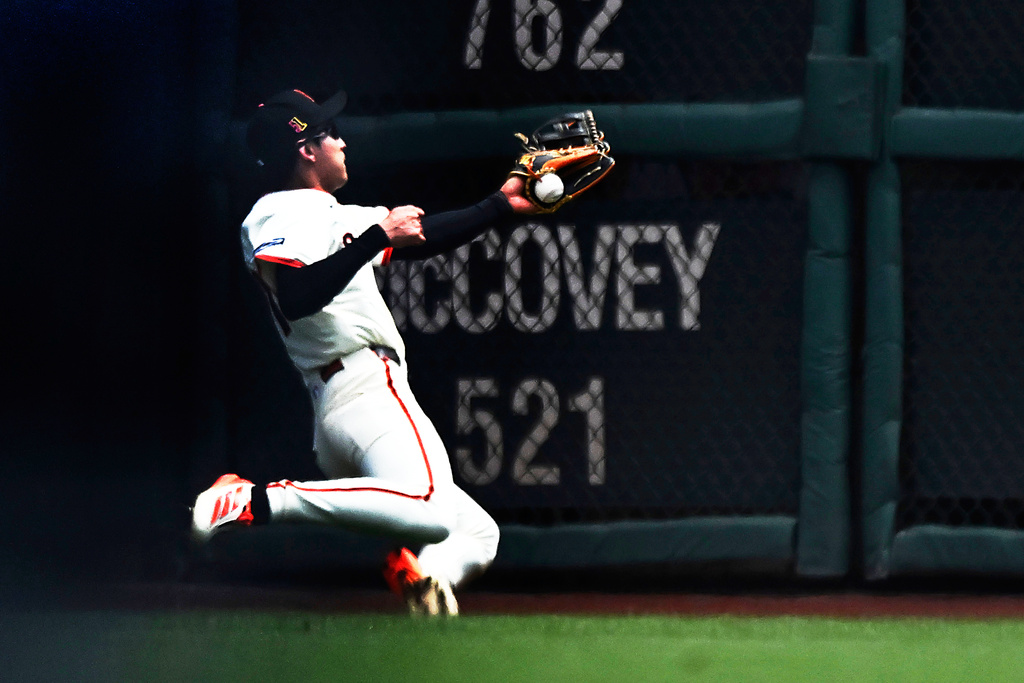 San Francisco Giants center fielder Jung Hoo Lee catches a ball hit by Tampa Bay Rays designated hitter Yandy Diaz in the fourth inning of a baseball game at Oracle Park in San Francisco, Sunday, Aug. 17, 2025. (Jose Carlos Fajardo/Bay Area News Group via AP)
