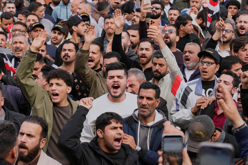 Iraqi traders protest against the imposition of customs duties on imported goods in Baghdad, Iraq, Sunday, Feb. 8, 2026. (AP Photo/Hadi Mizban)