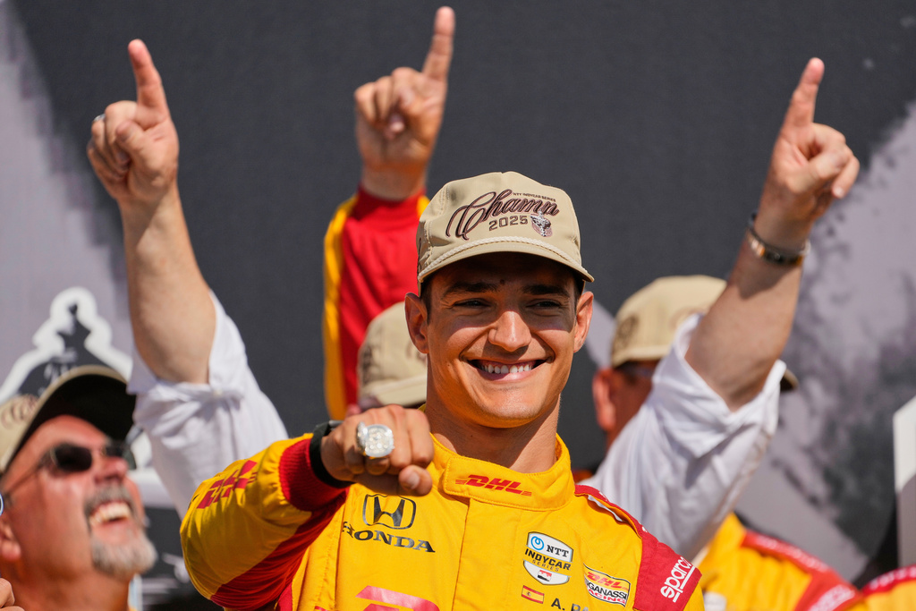 ARCHIVO - El español Alex Palou celebra tras ganar el campeonato de IndyCar el domingo 31 de agosto de 2025, en el Nashville Superspeedway en Lebanon, Tenn. (Foto AP/George Walker IV, Archivo)