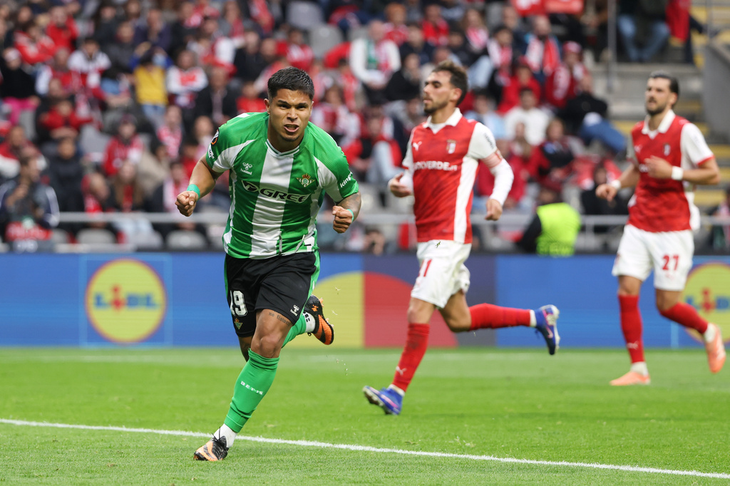 Betis' Cucho Hernandez celebrates after scoring his side's first goal from the penalty spot during the Europa League quarterfinals, first leg, soccer match between SC Braga and Real Betis in Braga, Portugal, Wednesday, April 8, 2026. (AP Photo/Luis Vieira)