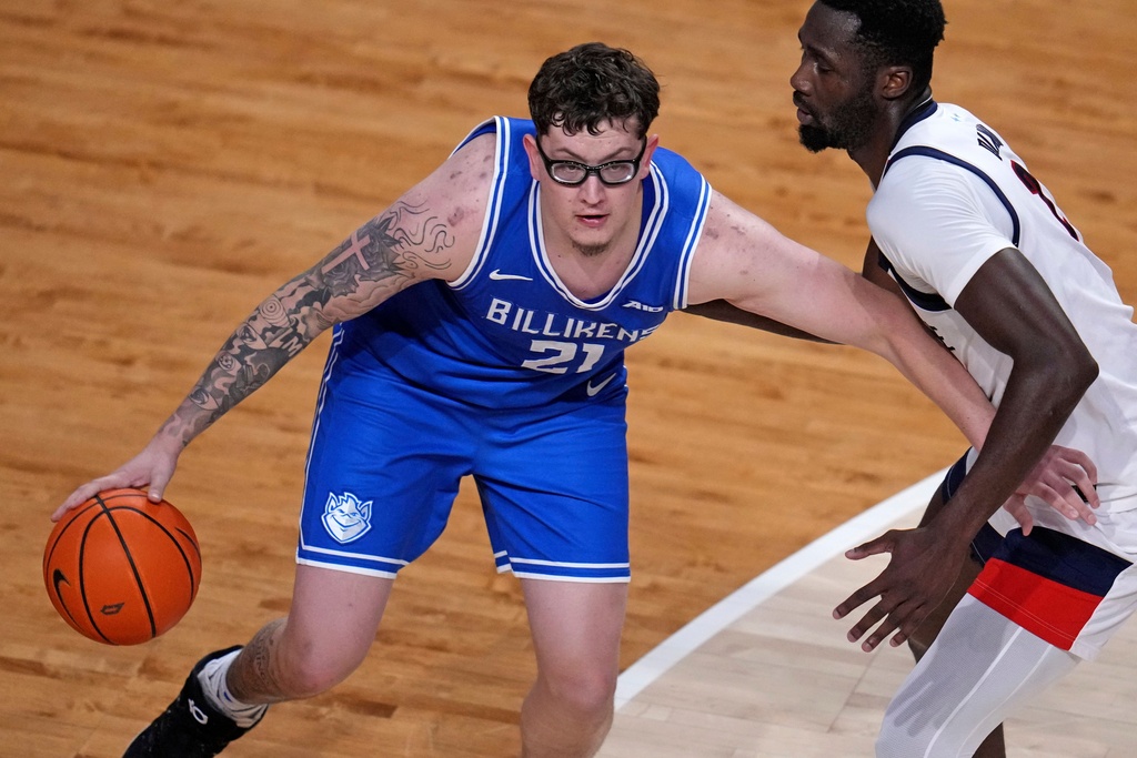 Saint Louis center Robbie Avila (21) is defended by Duquesne forward David Dixon during the first half of an NCAA college basketball game in Pittsburgh, Tuesday, Jan. 20, 2026. (AP Photo/Gene J. Puskar)