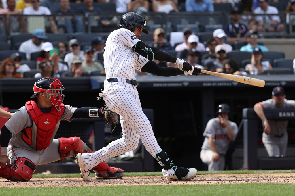 New York Yankees' Cody Bellinger, right, hits a home run during the eighth inning of a baseball game against the Boston Red Sox, Sunday, June 7, 2026, in New York. (AP Photo/Pamela Smith)