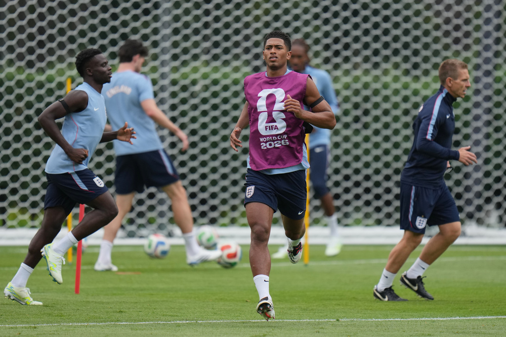 England's Jude Bellingham works out during a training session ahead of the World Cup round of 16 soccer match against Mexico, in Mexico City, Saturday, July 4, 2026. (AP Photo/Eduardo Verdugo)