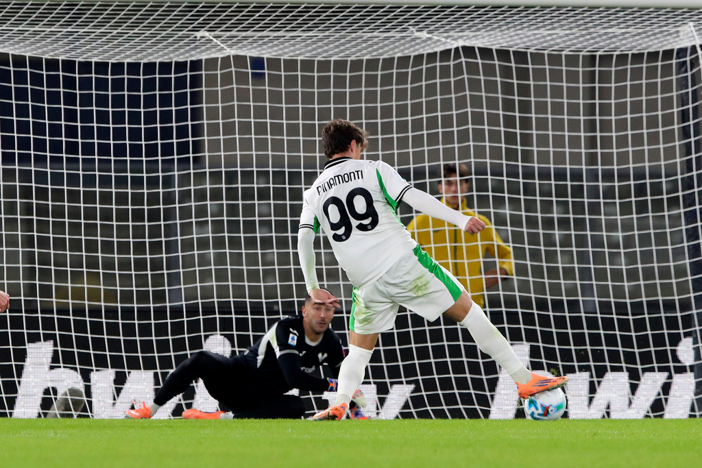 Sassuolo's Andrea Pinamonti scores their side's first goal of the game during the Serie A soccer match between Hellas Verona and Sassuolo at the Bentegodi Stadium in Verona, Italy, Friday Oct. 3 , 2025. (Paola Garbuio/LaPresse via AP)