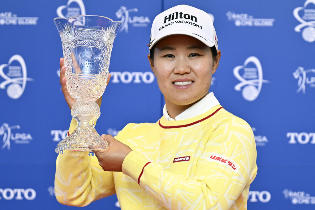 Japan's Nasa Hataoka holds the trophy after winning the LPGA's Toto Japan Classic in Otsu, Shiga prefecture, Japan Sunday, Nov. 9, 2025. (Kyodo News via AP)