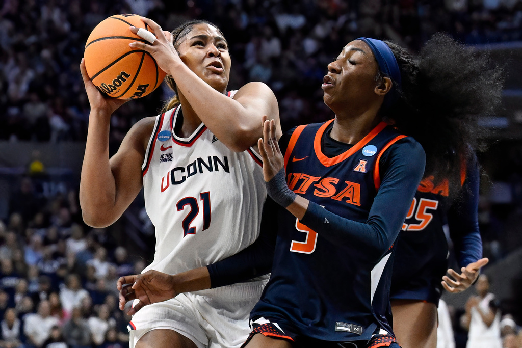 UConn forward Sarah Strong (21) is guarded by UTSA guard Mia Hammonds (5) during the first half in the first round of the NCAA college basketball tournament, Saturday, March 21, 2026, in Storrs, Conn. (AP Photo/Jessica Hill)