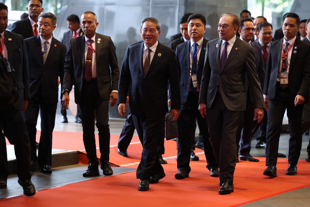 Malaysian Prime Minister Anwar Ibrahim, front right, and Chinese Premier Li Qiang, front left, they arrive ahead of the signing ceremony for the ASEAN–China Free Trade Area 3.0 Upgrade and the ASEAN–China summit, held as part of the ASEAN summit in Kuala Lumpur, Malaysia Tuesday, Oct. 28, 2025. (Chalinee Thirasupa/Pool Photo via AP)