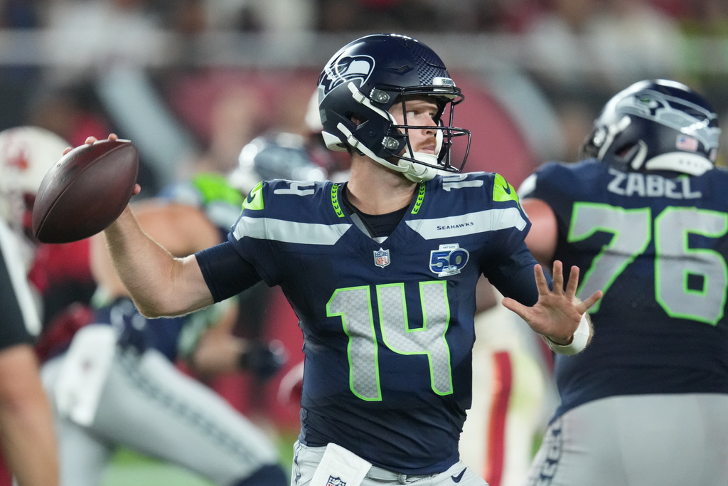 Seattle Seahawks quarterback Sam Darnold (14) throws during the second half of an NFL football game against the Arizona Cardinals Thursday, Sept. 25, 2025, in Glendale, Ariz. (AP Photo/Ross D. Franklin)