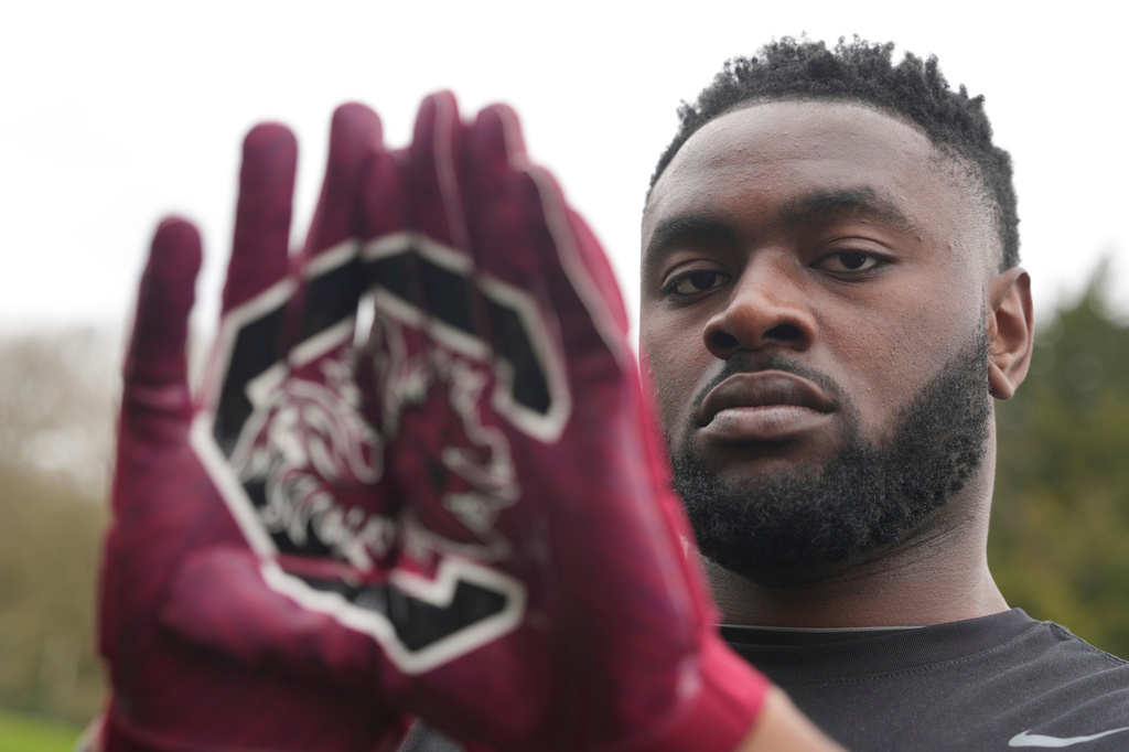 Oluwanifemi 'Neff' Giwa wears South Carolina 'Gamecocks" gloves as he takes part in a football workout session at the National Sports Center, Crystal Palace in London, Sunday, March 29, 2026. (AP Photo/Alastair Grant)