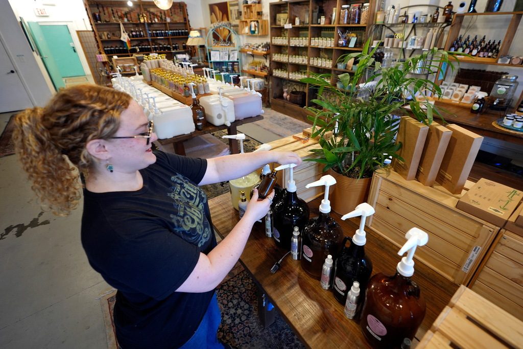 Aaralyn Holt refills essential oil bottles at Lufka Refillable Zero Waste store Wednesday, Feb. 18, 2026, in Tampa, Fla. (AP Photo/Chris O'Meara)