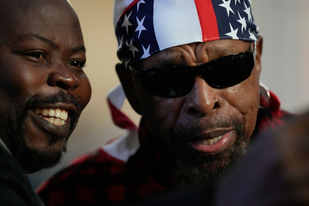 Mr. T poses with a visitor during the Homegoing Celebration of Life for the Rev. Jesse Jackson, Saturday, March 7, 2026, at Rainbow PUSH Coalition headquarters in Chicago. (AP Photo/Erin Hooley)