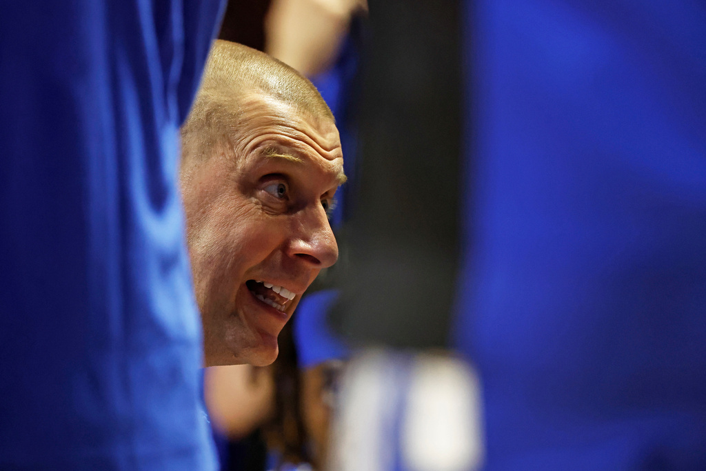 Kentucky head coach Mark Pope talks to his players during a timeout in the second half of an NCAA college basketball game Saturday, Jan. 17, 2026, in Knoxville, Tenn. (AP Photo/Wade Payne)