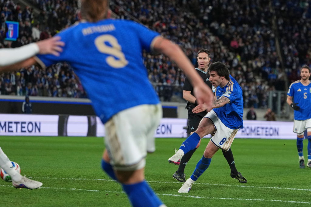 Italy's Sandro Tonali, right, scores his side's first goal during the World Cup qualifying play-off soccer match between Italy and Northern Ireland, in Bergamo, Italy, Thursday, March 26, 2026. (AP Photo/Antonio Calanni)
