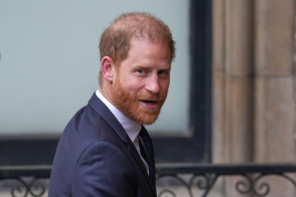 Britain's Prince Harry arrives at London's High Court to lead a group, including Elton John and Elizabeth Hurley, accusing the Daily Mail's publisher of privacy invasion through unlawful tactics in a trial that is part of a wider phone hacking scandal in London, Monday, Jan. 19, 2026. (AP Photo/Kirsty Wigglesworth)