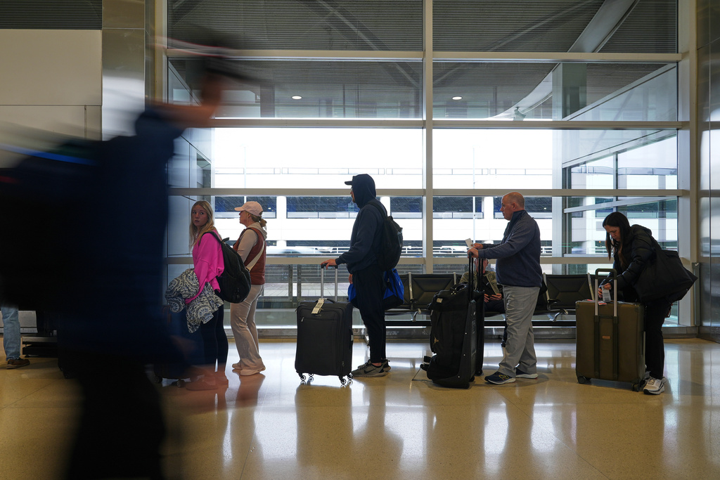 Travelers wait in lines at the Detroit Metropolitan Airport, Sunday, Nov. 9, 2025, in Detroit. (AP Photo/Ryan Sun)
