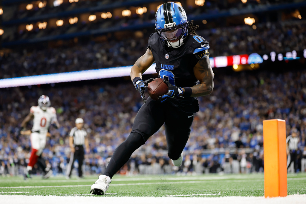 Detroit Lions running back Jahmyr Gibbs (0) catches a touchdown pass against the New York Giants during the first half of an NFL football game in Detroit, Sunday, Nov. 23, 2025. (AP Photo/Rey Del Rio)