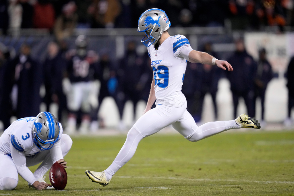 Detroit Lions place kicker Jake Bates (39) kicks a field goal on the final play of an NFL football game against the Chicago Bears, Sunday, Jan. 4, 2026, in Chicago. (AP Photo/Erin Hooley)