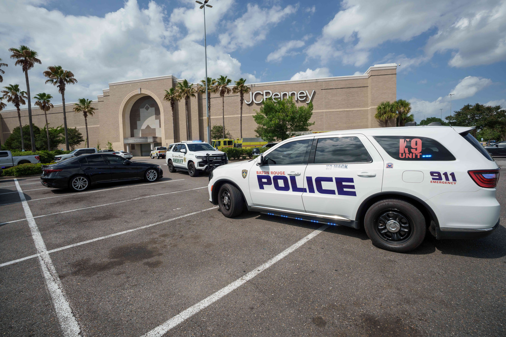 Law enforcement personnel respond to reports of a shooting at Mall of Louisiana in Baton Rouge, La., Thursday, April 23, 2026. (AP Photo/Matthew Hinton)