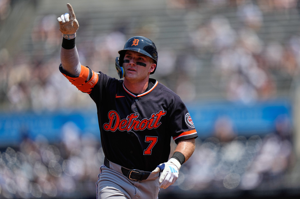 Detroit Tigers' Kevin McGonigle (7) gestures to fans as he runs the bases after hitting a home run during the third inning of a baseball game against the New York Yankees Wednesday, July 1, 2026, in New York. (AP Photo/Frank Franklin II)