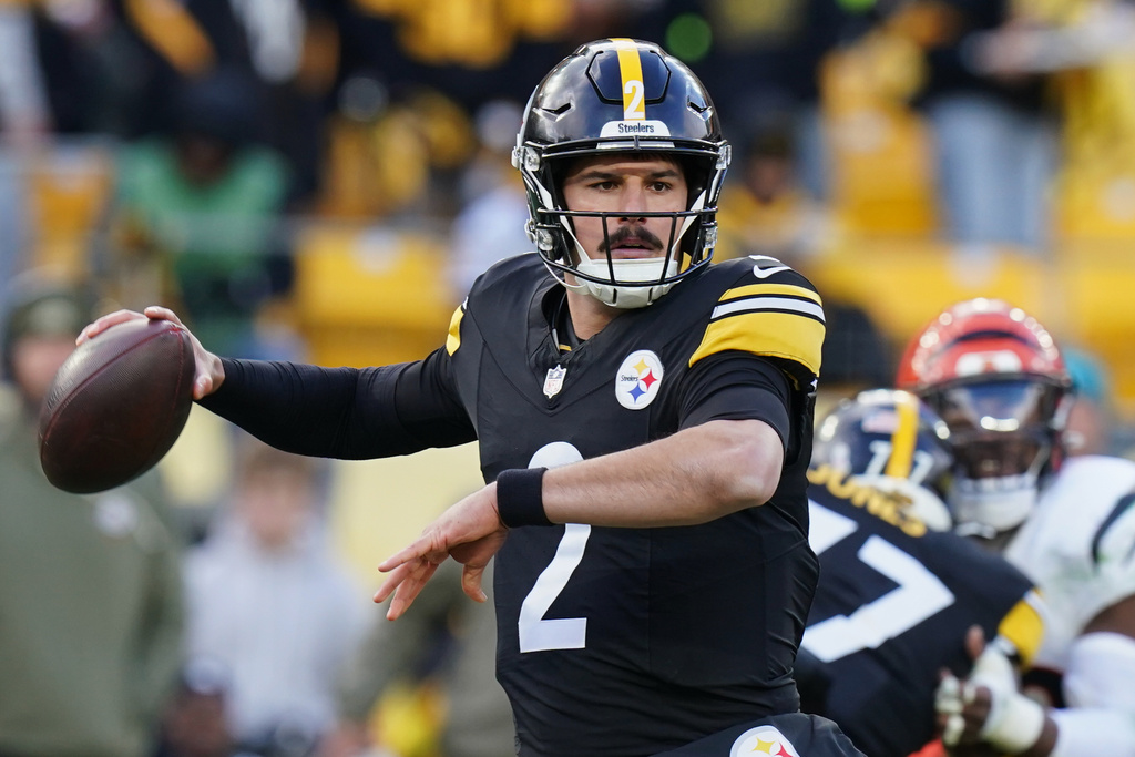 Pittsburgh Steelers quarterback Mason Rudolph (2) throws against the Cincinnati Bengals during the second half of an NFL football game Sunday, Nov. 16, 2025, in Pittsburgh. (AP Photo/Matt Freed)