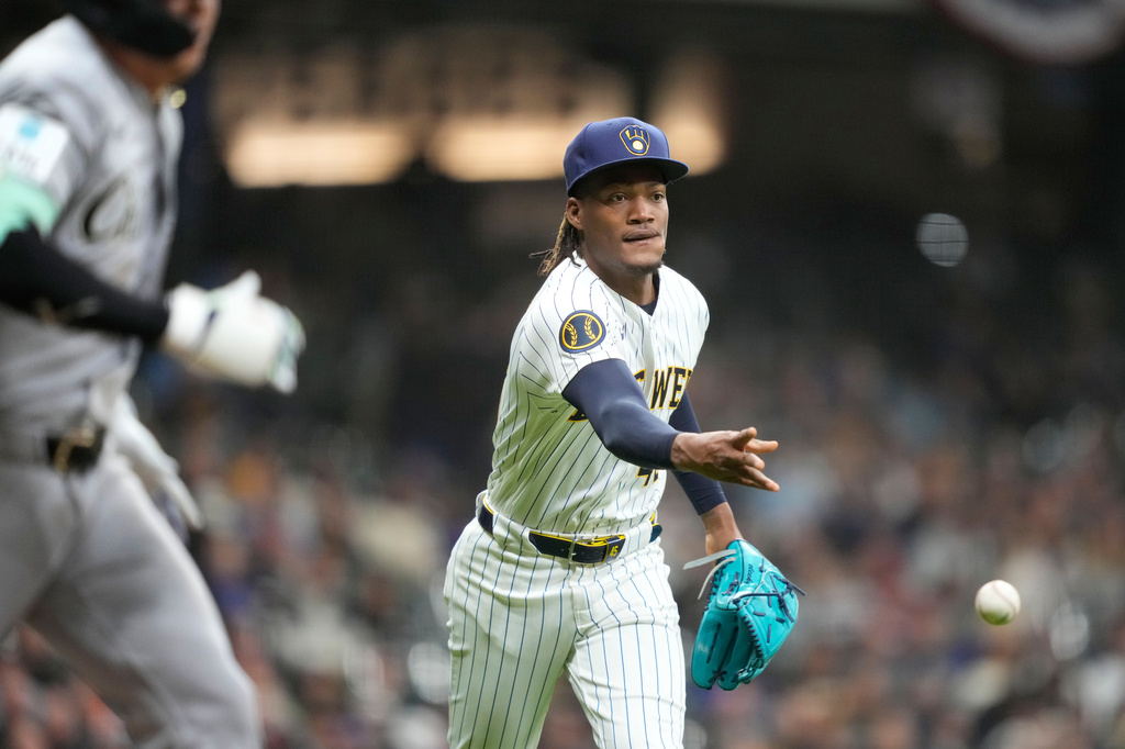 Milwaukee Brewers pitcher Abner Uribe, right, throws out Chicago White Sox's Munetaka Murakami, left, during the eighth inning of a baseball game, Saturday, March 28, 2026, in Milwaukee. (AP Photo/Kayla Wolf)