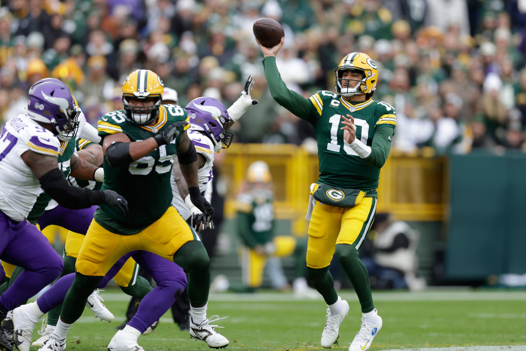 Green Bay Packers quarterback Jordan Love (10) passes during the first half of an NFL football game against the Minnesota Vikings Sunday, Nov. 23, 2025, in Green Bay, Wis. (AP Photo/Matt Ludtke)