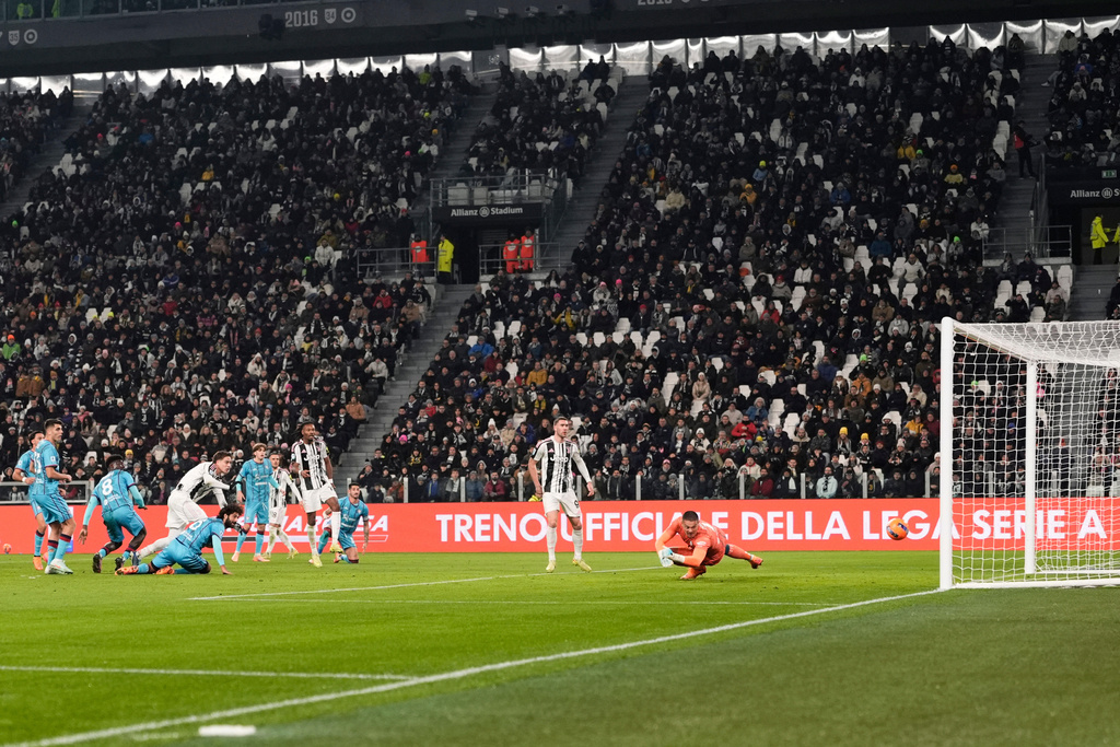 Juventus's Kenan Yildiz scores their side's first goal of the game during the Italian Serie A soccer match between Juventus and Cagliari in Torino, Italy, Saturday, Nov. 29, 2025. (Fabio Ferrari/LaPresse via AP)