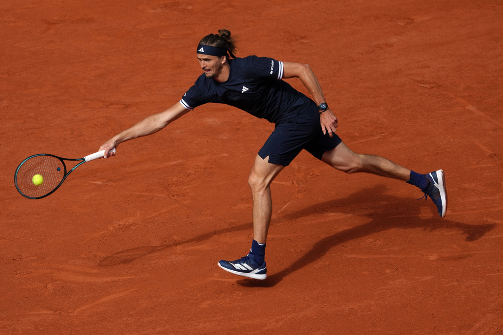 Germany's Alexander Zverev returns to Czech Republic's Jakub Mensik during the semifinal tennis match at the French Open in Paris, Friday, June 5, 2026. (AP Photo/Aurelien Morissard)