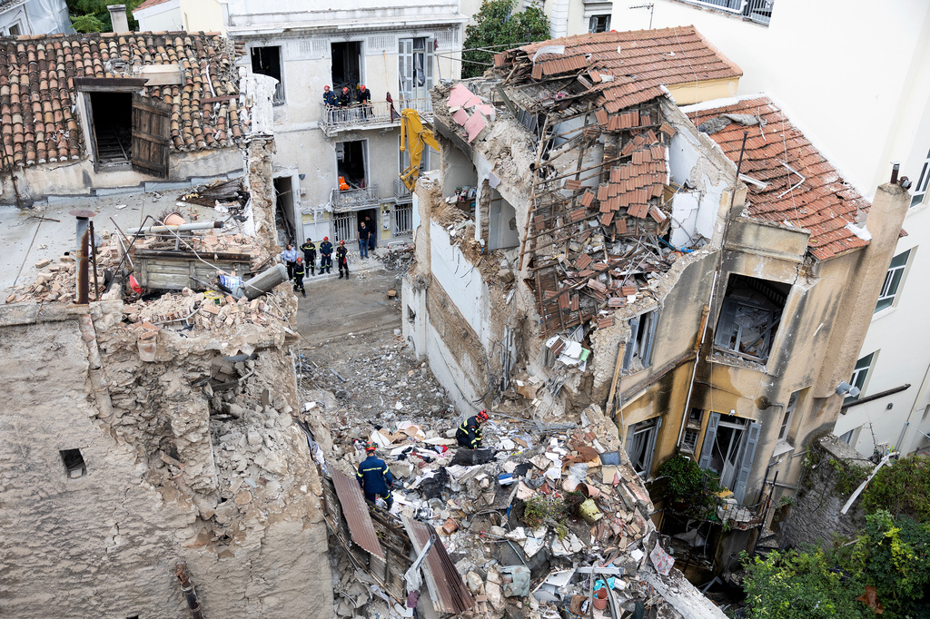 Firefighters work at the scene following Friday's powerful blast in Athens' Plaka district, Saturday, Sept. 26, 2026. (AP Photo/Yorgos Karahalis)