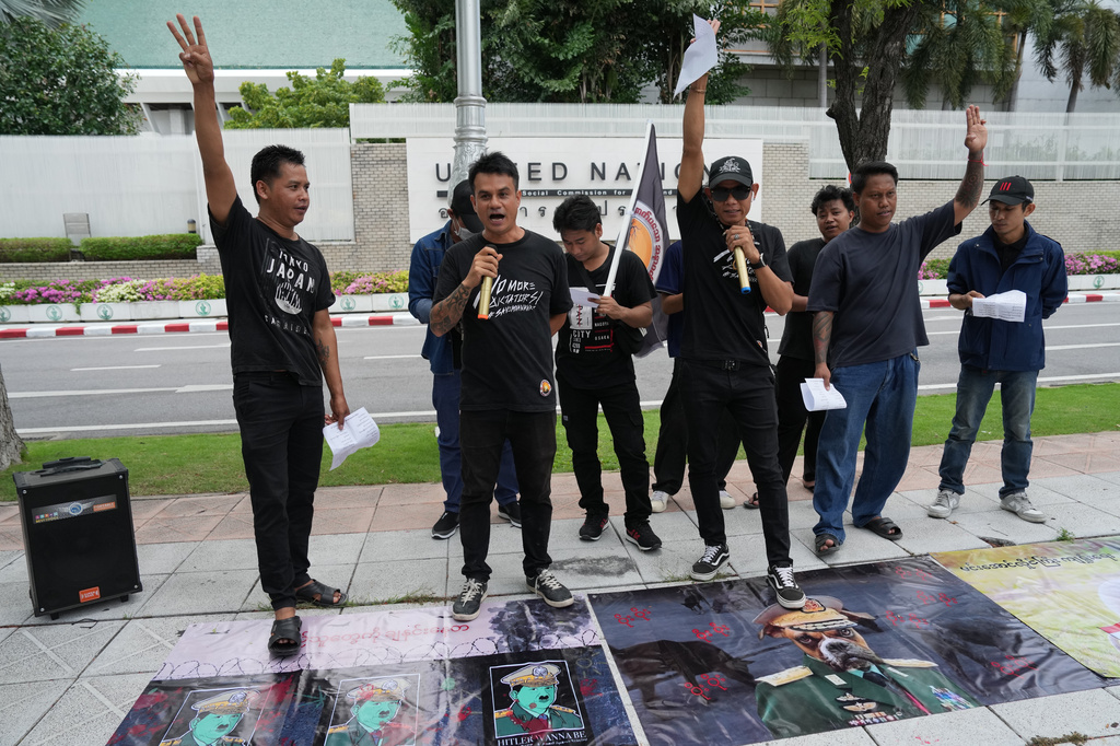 Myanmar nationals living in Thailand protest against Myanmar's President Min Aung Hlaing during his visit in Bangkok, Thailand Thursday, Aug. 6, 2026. (AP Photo/Sakchai Lalit)