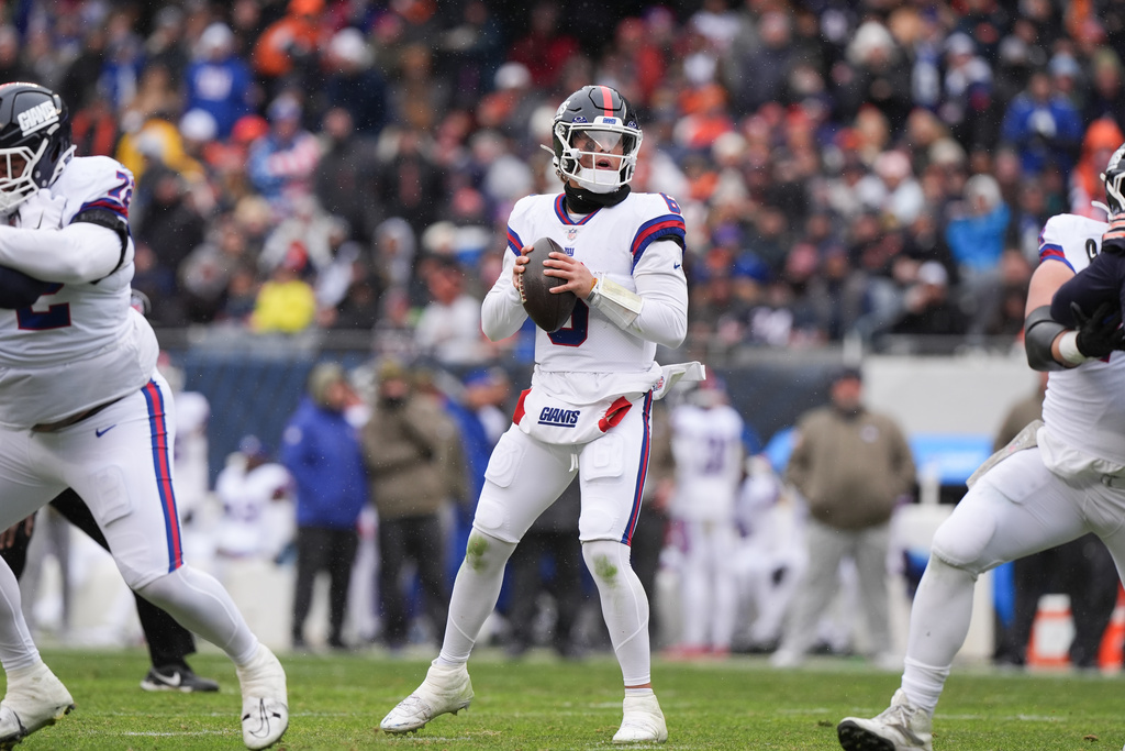 New York Giants quarterback Jaxson Dart, center, looks to throw during the first half of an NFL football game against the Chicago Bears, Sunday, Nov. 9, 2025, in Chicago. (AP Photo/Nam Y. Huh)