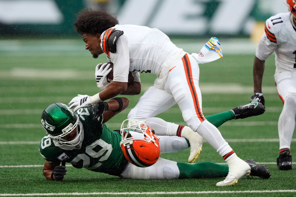 Cleveland Browns wide receiver Kc Concepcion loses his helmet as he is tackled by New York Jets safety Minkah Fitzpatrick (29) during the first half of an NFL football game, Sunday, Oct. 11, 2026, in East Rutherford, N.J. (AP Photo/Yuki Iwamura)
