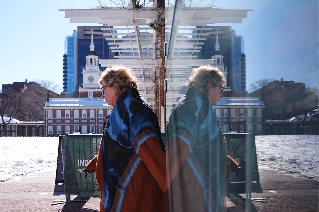 La jueza Cynthia Rufe sale tras inspeccionar el lugar donde estaban los carteles explicativos sobre la esclavitud en la Sala del Presidente en Filadelfia, el 2 de febrero del 2026. (AP foto/Matt Rourke)