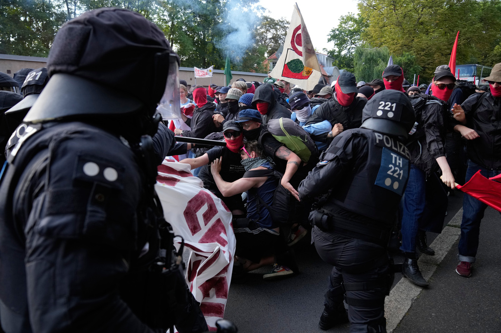 Protesters scuffle with police officers before a party convention of Alternative for Germany, or AfD in Erfurt, Germany, Saturday, July 4, 2026. (AP Photo/Ebrahim Noroozi)