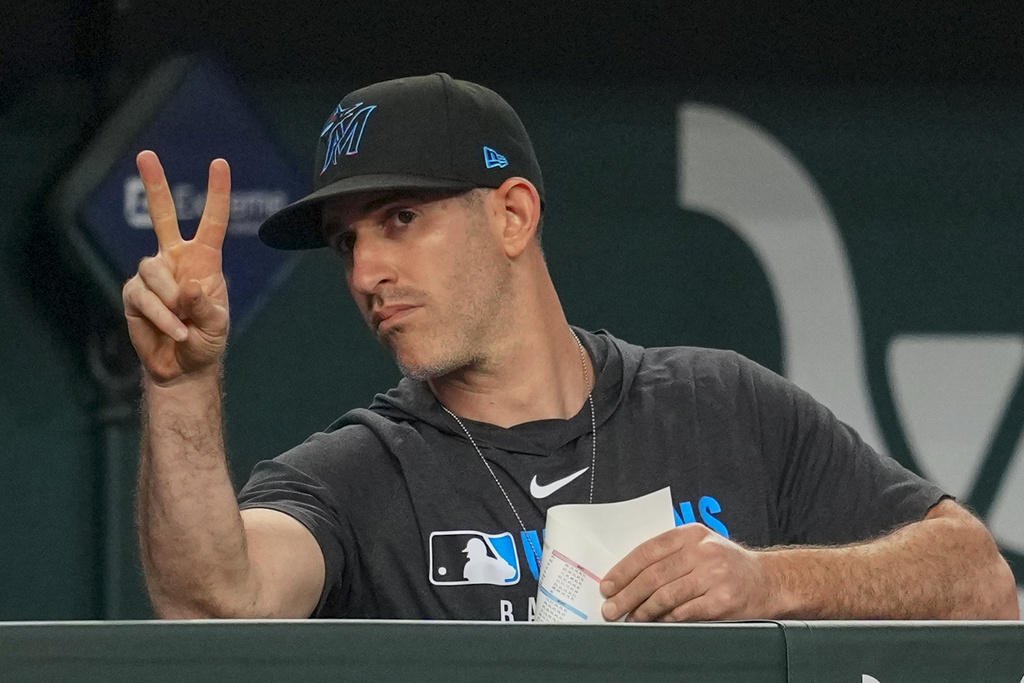 Miami Marlins assistant pitching coach & assistant pitching director Alon Leichman gestures signs toward catcher Agustín Ramírez during the eighth inning of a baseball game Saturday, Sept. 20, 2025, in Arlington, Texas. (AP Photo/Julio Cortez)