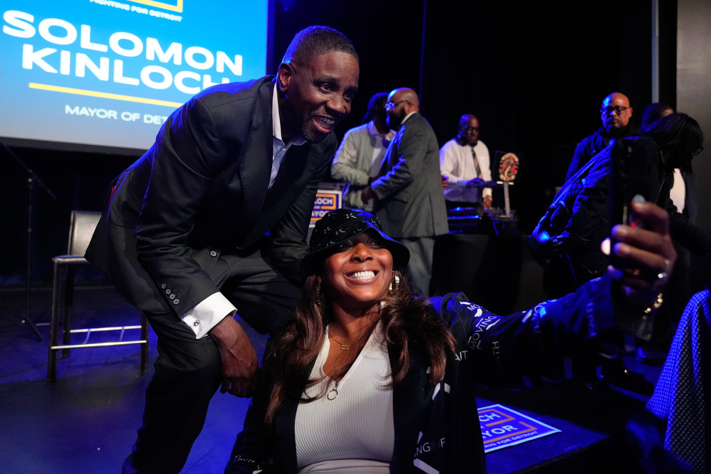 Detroit mayoral candidate Solomon Kinloch, left, takes a photo with an attendee during an election night watch party on Tuesday, Nov. 4, 2025, in Detroit. (AP Photo/Ryan Sun)
