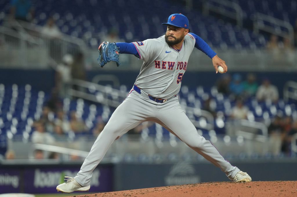 New York Mets starting pitcher Sean Manaea (59) aims a pitch during the second inning of a baseball game against the Miami Marlins Tuesday, Sept. 8, 2026, in Miami. (AP Photo/Marta Lavandier)