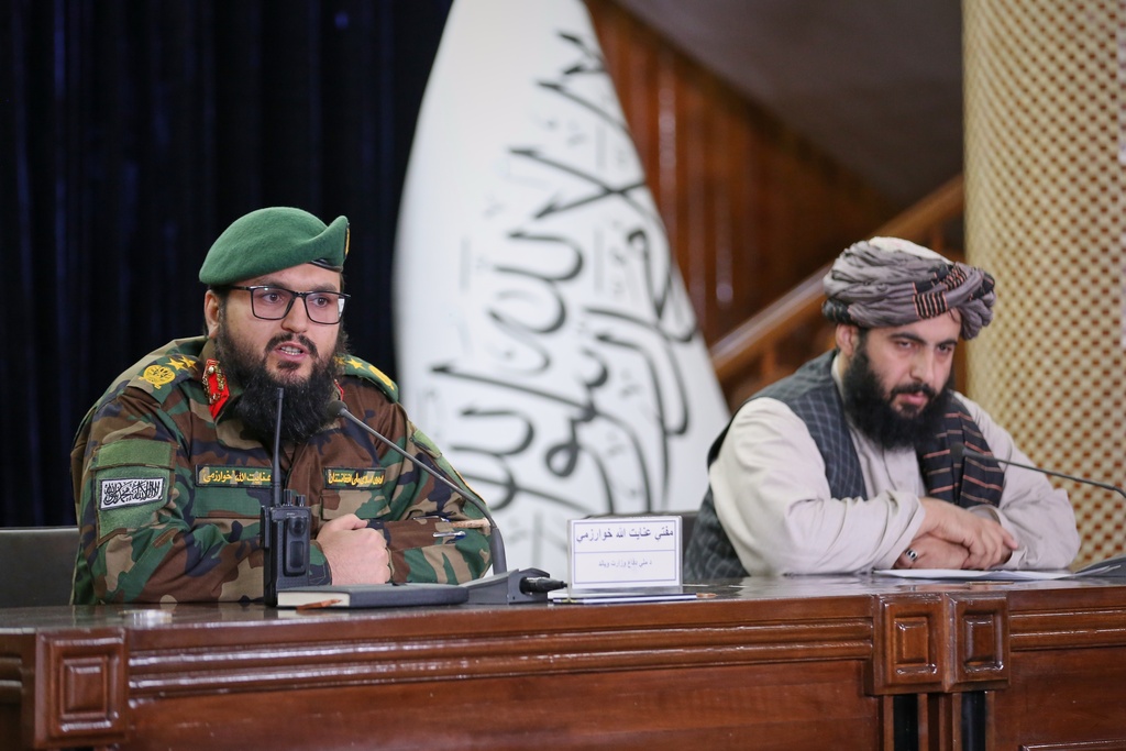 Enayatullah Khowarazmi , left, spokesman of the Defence Ministry, and Hamdullah Fitrat ,deputy spokesman for the Islamic Emirate of Afghanistan speak during a press conference in Kabul, Afghanistan, Tuesday, March 3, 2026.(AP Photo/Siddiqullah Alizai)